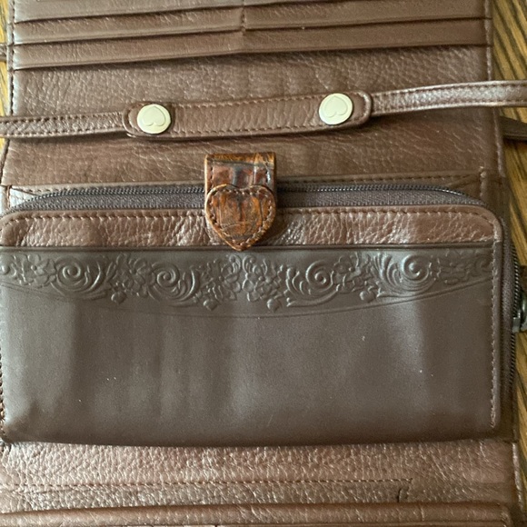 BRIGHTON LEATHER CROSSBODY CLUTCH . - Picture 9 of 16